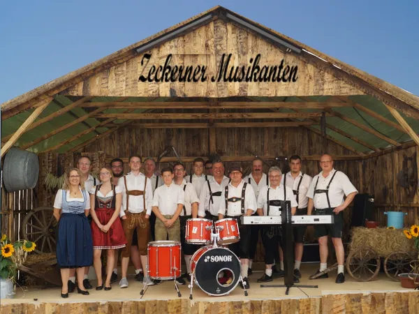 Zeltfest Neuhaus 2017 – Kappelle auf der Bühne